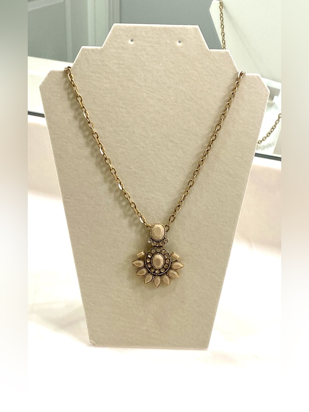 J. CREW BEIGE STONE & CRYSTALS BRUSHED GOLD PENDANT STATEMENT NECKLACE